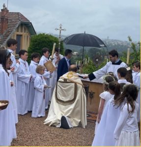 Procession eucharistique dans le village